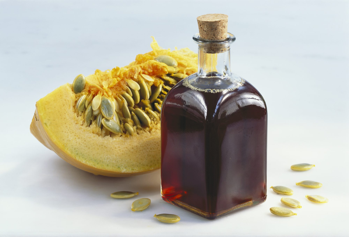 Польза тыквенного масла для женщин. Тыквенное масло Pumpkin Oil. Тыквенное масло голосемянной тыквы. Масло тыквенное сыродавленное. Масло тыквенной семечки.