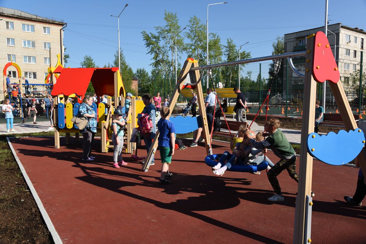Красноуральск спорт. Свердловская область площадки. Красноуральск парк. Коломенское детские площадки в парке. Парк Горького площадка для детей.