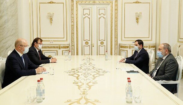 На встрече с Романом  Троценко премьер-министр Никол Пашинян поблагодарил бизнесмена за  пожертвование российской компанией в пользу республики 25% своей  собственности, в результате чего 15% капитала ЗММК перешли к Армении