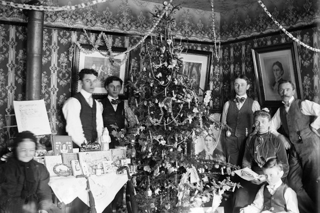 Семья у елки. 1890 год. Фото: H. Lefebvre / ClassicStock / Getty Images