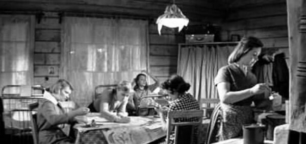 Женский барак в фильме "Девчата"