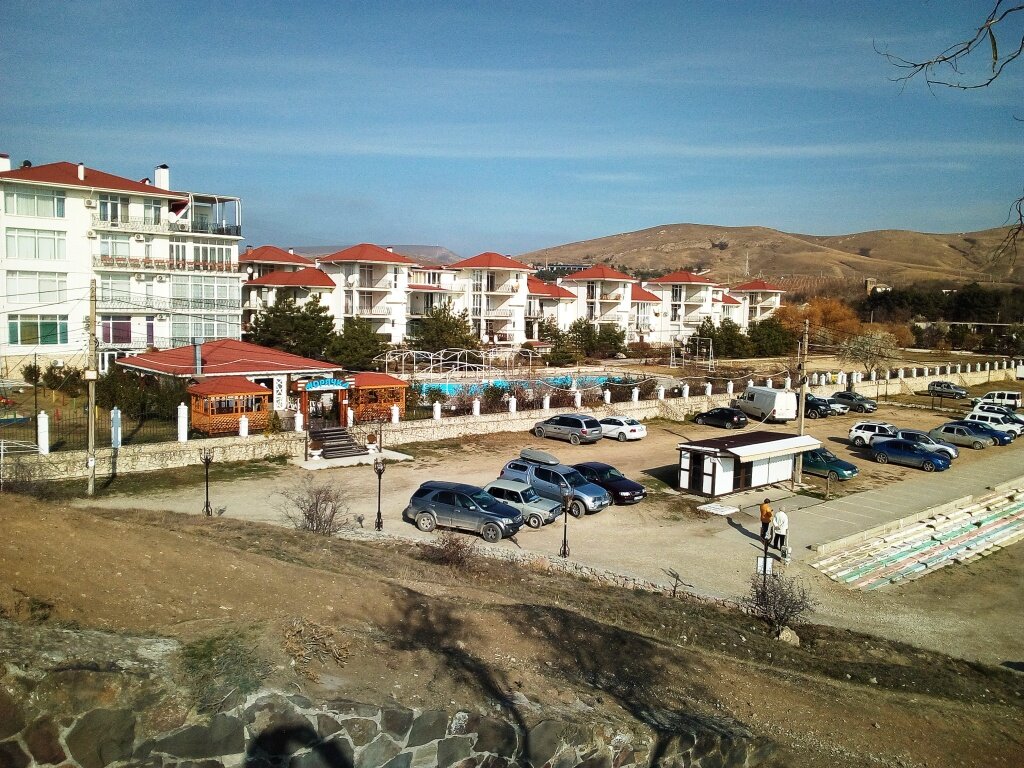 Обычно пустая в ноябре парковка заполнена машинами рыбаков