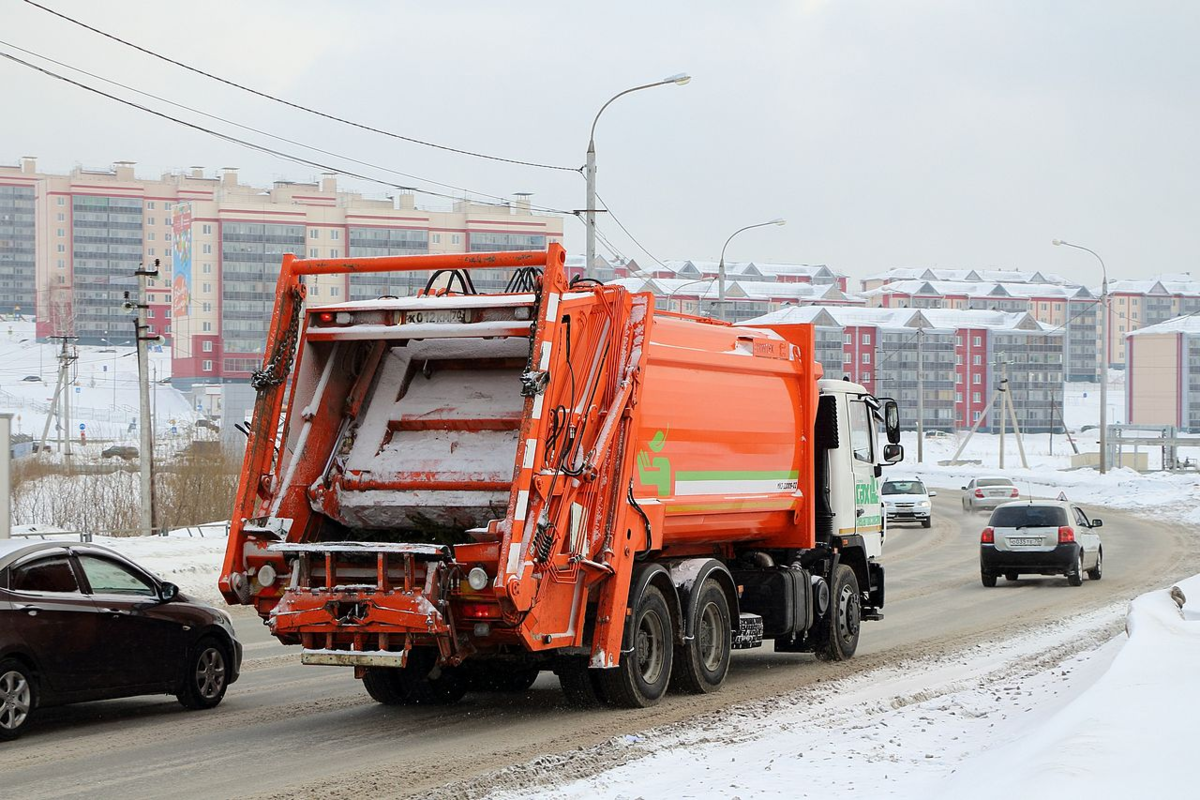 Мусоровоз настоящий. Мусоровоз МАЗ МКЗ 33009. КАМАЗ 6520 мусоровоз Меркатор. Мусоровоз МАЗ И мусоровоз КАМАЗ. Мусоровоз КАМАЗ зимой.