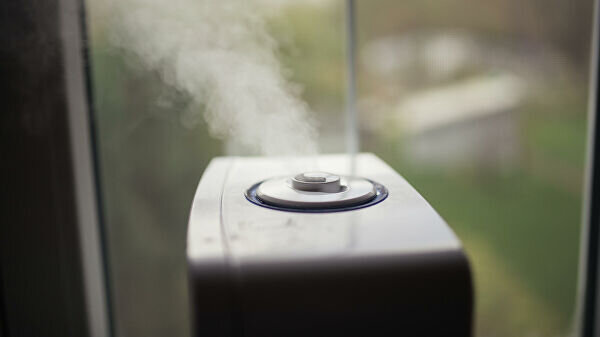    Увлажнитель воздухаCC BY 2.0 / Nenad Stojkovic / Modern air humidifier. Water vapor closeup.
