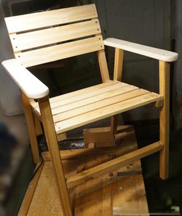 Удобный стул всего из одной доски