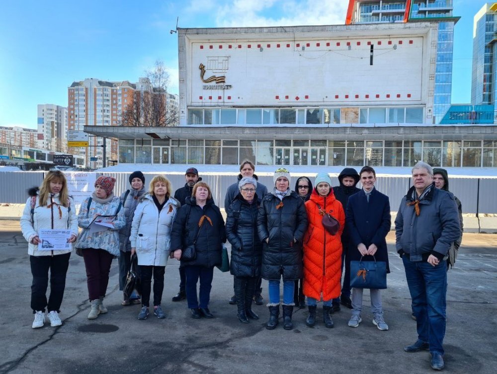 Участники общественной инспекции строительной площадки у кинотеатра "Брест". Источник: Telegram / @SaveBrest