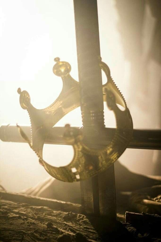 Без меча корону не удержать... 