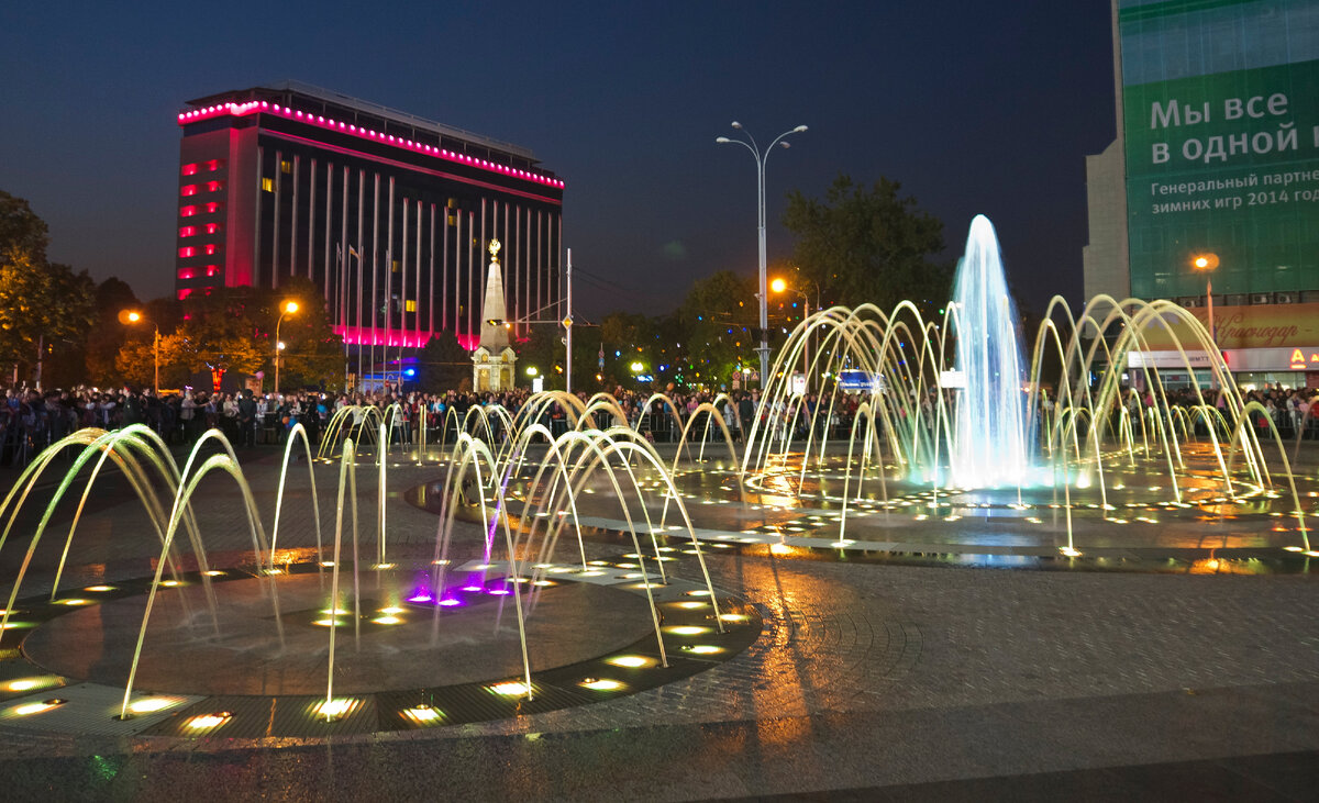 Фонтаны в Краснодаре стали  возводить в конце 19 века. Сейчас их в городе около 50. Запуск фонтанов - всегда радость и праздник. Однако из-за пандемии любые мероприятия по этому поводу были отменены.