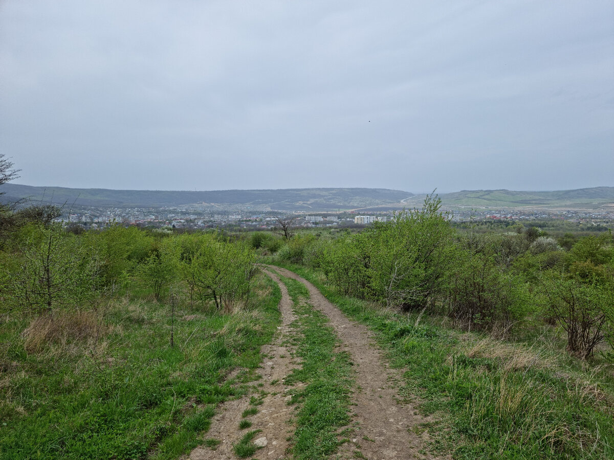 Спуск с горы развалка к городу Железноводск. В засушливый период представляет собой очень комфортную дорожку для семейной прогулки; дожди превращают ее в глинистое месиво. Примерное время ожидания "до просушки" - 3-4 солнечных и, желательно, ветренных дня.