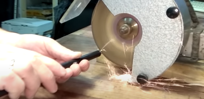 Отпиливаем основание вала первичного заряда из картриджа Samsung