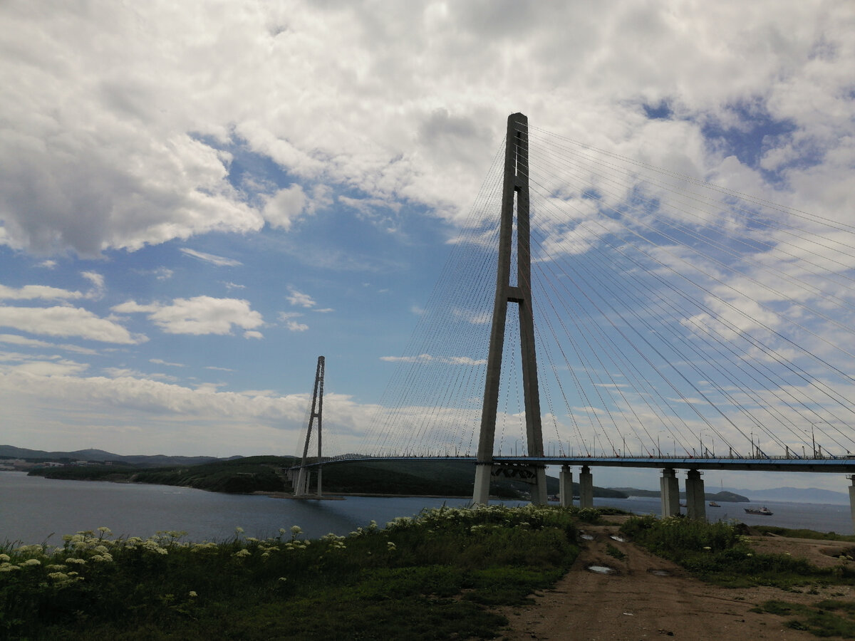 Мост Русский на остров Русский. Фото снято с Батареи Назимовской при возвращении в гостиницу. При проезде утром мост был укрыт густым туманом.
