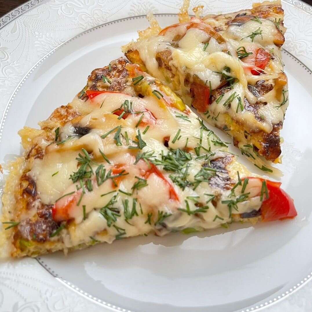 Кето пицца с ветчиной, овощами и шампиньонами на основе из кабачков, сыра и яиц 