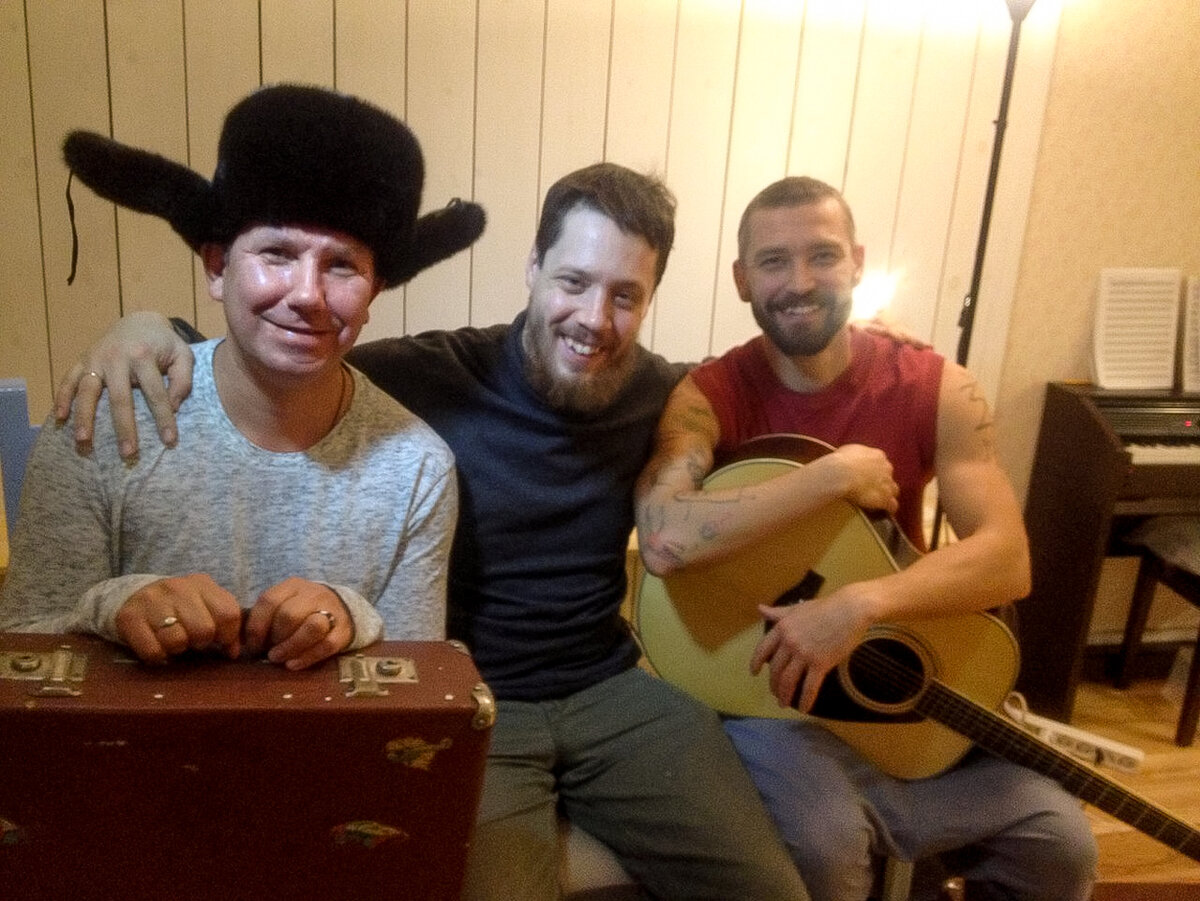 Уолкер с братьями Кристовскими (группа Uma2rmaN) на съемках клипа, в котором фермер сыграл сам себя.