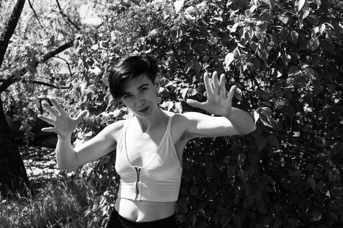 Где ты? Я бегу за тобою, разрываюсь мечтою, растворяюсь в ночи. Не молчи!