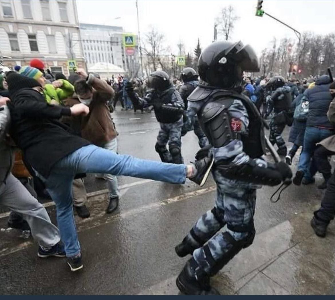 Россия сильный противник. Митинг. ОМОН против митингующих.
