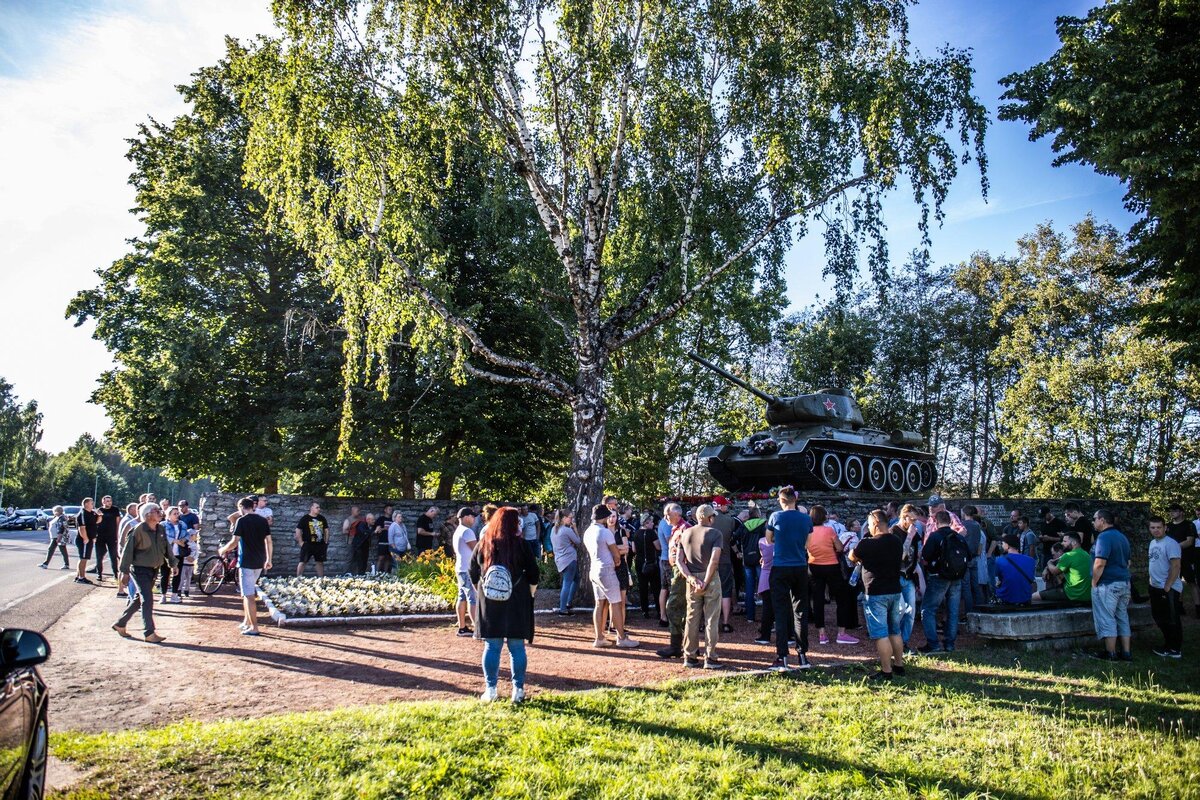 Люди у танка-памятника Т-34 в Нарве - Ekspress Meedia//Евгения Парв