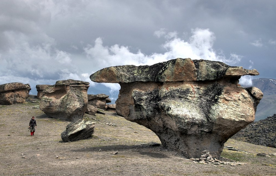 На фото: каменные грибы, урочище Джилы Су