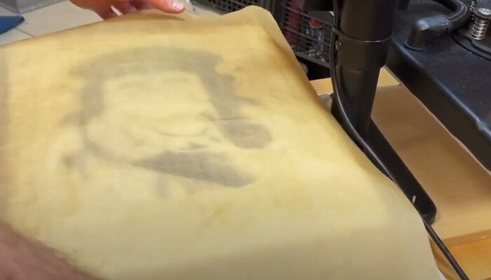 Фото 9. Поверх трансфера укладываем лист пергамента 