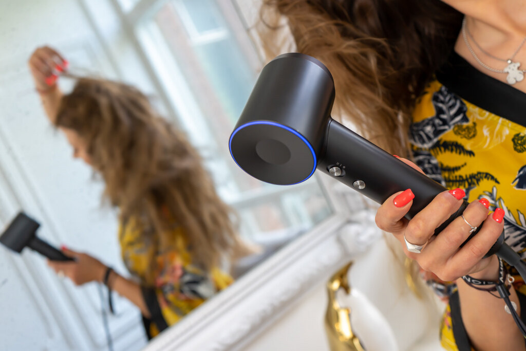 Laifen Hair Dryer— это сочетание стиля и надежности. Прибор оснащен всеми необходимыми возможностями, чтобы сушить волосы без урона им: комбинация горячего и холодного потоков воздуха, ограничение максимальной его температуры. Такому устройству можно доверить прическу перед важным мероприятием или просто проблемные волосы, которые требуют особого ухода.    
 И при этом, визуально он смотрится как полноценный элемент интерьера и функциональный гаджет. Его приятно собирать, менять насадки, а благодаря нейтральному темно-серому цвету, а также комбинации матового покрытия и глянцевых клавиш он впишется в любой интерьер. Мне нравится тенденция на то, чтобы бытовая техника не только выполняла заданные функции, но и вызывала эмоции.📷    превью.jpg
Заметили, как бытовая техника стала в разы интереснее за последние лет пять? Технологически она развивается не менее стремительно, я об ощущении, что ты держишь в руках не скучный монотонный прибор для выполнения конкретной функции, а полноценный гаджет, а пользовательский опыт удивляет.    
 Логично, что список пополнили и фены. Их задача — принять участие в создании привлекательного образа пользователя, поэтому наблюдение за качеством их работы максимально пристальное. Кроме того, они стоят на видном месте — обычно в ванной возле зеркала. Поэтому внимание к их дизайну максимальное.📷
📷
📷
Обе тенденции можно заметить в Laifen. Бренд был основан в 2019 году Хунсинем Е (Hongxin Ye), креативным фанатом техники, и его командой разработчиков. Компания вдохновилась идеей о том, что хорошо продуманный и мощный двигатель может значительно повысить производительность устройств. За почти три года на рынке Laifen создала и представила уникальный двигатель со скоростью вращения 110 000 об/мин, интегрировав его в фен — это позволило объединить идеальный пользовательский опыт с экономичной ценой.    
 Этому тренду также следует модель Laifen Hair Dryer. Производитель обещает богатый набор функций и новый пользовательский опыт даже для тех, кто уже пользовался современным феном. А помимо этого, он визуально стильный и с необычной конструкцией. Посмотрим, на что он способен.Дизайн
📷
📷
📷
📷
Я считаю, что вершина дизайнерской мысли — доставление удовольствия от процесса распаковки и сборки. В 2010-х годах такой тренд появился среди смартфонов — пользователь с удовольствием должен открывать коробку, отклеивать защитную пленку и активировать устройство. И чем дальше, тем больше внимания этим мелочам — сейчас дизайнеры работают вплоть до того, чтобы сделать приятным звук закрытия кейса у беспроводных наушников и звук подсоединения зарядки к ноутбуку.    
 Логично, что тренд распространился и на другие виды устройств. Laifen Hair Dryer вписался в него, более того, в этом плане он удивил сильнее конкурентов. Для меня его главная особенность — магнитные насадки. Мне доставил удовольствие процесс их подсоединения — когда подносишь насадку к фену на рассеянии до сантиметра, она как бы выскальзывает у тебя из рук и примагничивается к девайсу, а в процессе слышишь приятный щелчок. Кайфую, когда дизайнеры уделяют внимание даже таким мелочам.📷    8.jpg
Когда их замечаешь в устройстве, им хочется пользоваться, интересно получать новый опыт эксплуатации и узнавать новые функции. А еще больше мне нравится сочетание внимания к мелочам и простой функциональности — устройство точно понравится пользователю и не доставит проблем с эксплуатацией. На рукоятке Laifen Hair Dryer расположены всего две клавиши — для включения / выключения и изменения режимов работы.    
 Перейдем к дизайну фена. Нам досталась версия в серой матовой расцветке. Корпус отражает свет, но на нем лучи кажутся тусклыми и «еле горящими». Смотрится приятно. Кнопки на рукоятке получили глянцевую рифленую поверхность — свет на них отражается от центра к краям как у DVD-диска. Интересное сочетание матового корпуса, еле блестящего на свету, и хорошо его отражающих клавиш.📷
📷
📷
На задней стороне расположен светодиод, отображающий температуру, с которой работает фен. Значения следующие: синий цвет — холодный, оранжевый — более теплый, красный — максимально горячий. Всего комбинаций воздушного потока восемь, но о них мы поговорим чуть позже.    
 Визуально фен произвел исключительно приятное впечатление. Это тот случай, когда производитель сделал акцент на удовольствии от пользовательского опыта от первой сборки до процесса его использования. Продуманы все мелочи вплоть до щелчка при подсоединении насадки.Функциональность
📷    9.jpg
Забегая наперед, скажу, что прибор функционален с точки зрения регулировки воздушного потока. Но прежде всего меня поразило не это, а то, с каким уровнем шума он работает. Если я включу фен, то по-прежнему буду слышать все, что происходит в квартире — как собака идет из одной комнаты в другую, люди на кухне ставят посуду и прочие негромкие звуки.    
 Уровень шума у Laifen Hair Dryer всего 59 Дб. Примерно столько же составляет уровень фонового шума в офисе. Звук есть, и ты его слышишь, но при этом он не мешает всем находящимся в квартире.   
 При этом, инженеры добились сочетания низкого уровня шума с высокой скоростью работы. Двигатель устройства функционирует со скоростью — 110 тыс об / мин. Чем выше это значение, тем эффективнее работает фен, этот параметр соответствует рыночному стандарту — по скорости работы фен не уступает конкурентам и при этом обходит их по части громкости.📷
📷
📷
Как я уже упомянул выше, фен оснащен восемью комбинациями воздушного потока, но перед тем, как рассказать об этом, уделю внимание параметрам устройства. Во-первых, оно осуществляет контроль температуры — при обнаружении аномально высокого значения температура автоматически снижается, чтобы предотвратить повреждение волос.   
 Но и это не единственное решение для предотвращения нанесения урона волосам. Фен оснащен термодатчиком, который чередует холодный и горячий воздух, чтобы уменьшить урон для волос.📷
📷
📷
Фен предусматривает восемь комбинаций воздушного потока. Помимо этого, есть и другие настройки подачи воздуха: высокая и низкая двухскоростная скорость ветра, низкая температура, средняя температура, высокая температура, горячий и холодный цикл, четыре вида регулировки температуры ветра.    
 Каждый пользователь может найти идеальные настройки и наслаждаться сушкой феном независимо от стиля, текстуры и объема волос. Я пользуюсь одним режимом — со средней температурой и высокой скоростью подачи воздуха. Это позволяет мне быстро высушить волосы после душа.    
 К отдельным плюсам относится наличие системы ионизации. Миллионы отрицательных ионов создаются встроенным ионным генератором, они помогают нейтрализовать статическое электричество, благодаря чему волосы не пушатся, сохраняют влагу, становятся мягкими и блестящими.Итог
📷    17.jpg
