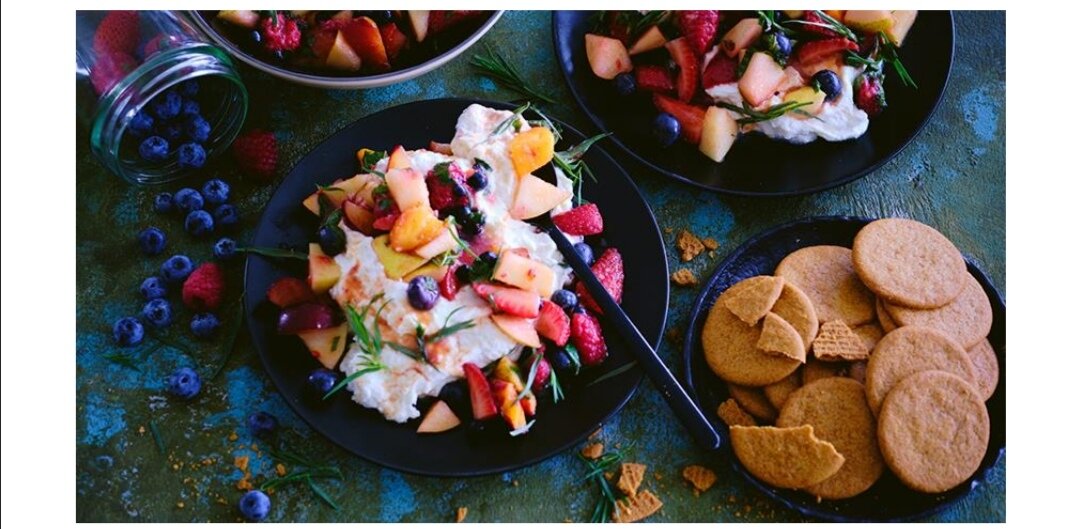 К такому сладкому ланчу хорошо подать тонкое хрустящее печенье вроде имбирного.