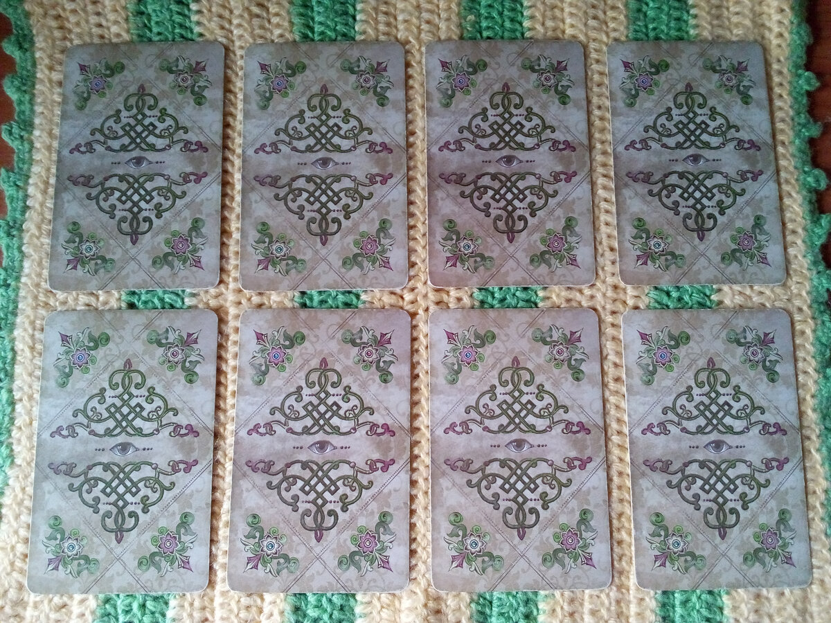 Восемь закрытых вариантов прогноза. Верхний ряд: позиции 1-4, нижний ряд: позиции 5-8. Фото автора.