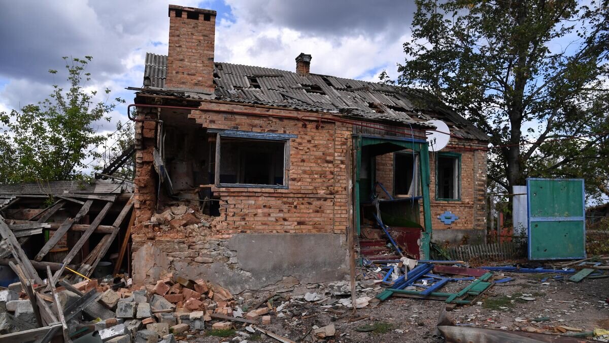    Разрушенный жилой дом в селе Покровское Донецкой области© РИА Новости / Виктор Антонюк