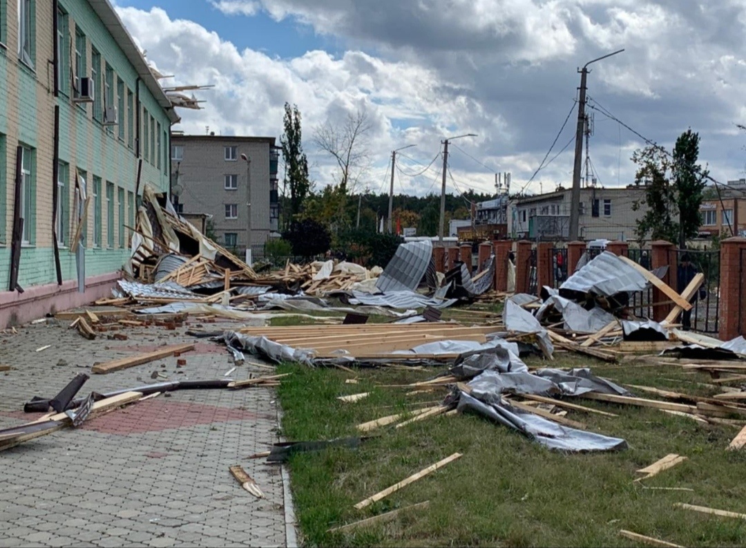 По Курску прошёл ураган  Минувшим вечером ураган со шквалистым ветром срывал крыши  здании,  выбитые окна, оборвана линия электропередач, и в некоторых местах поваленные деревья перекрывали  дороги.  