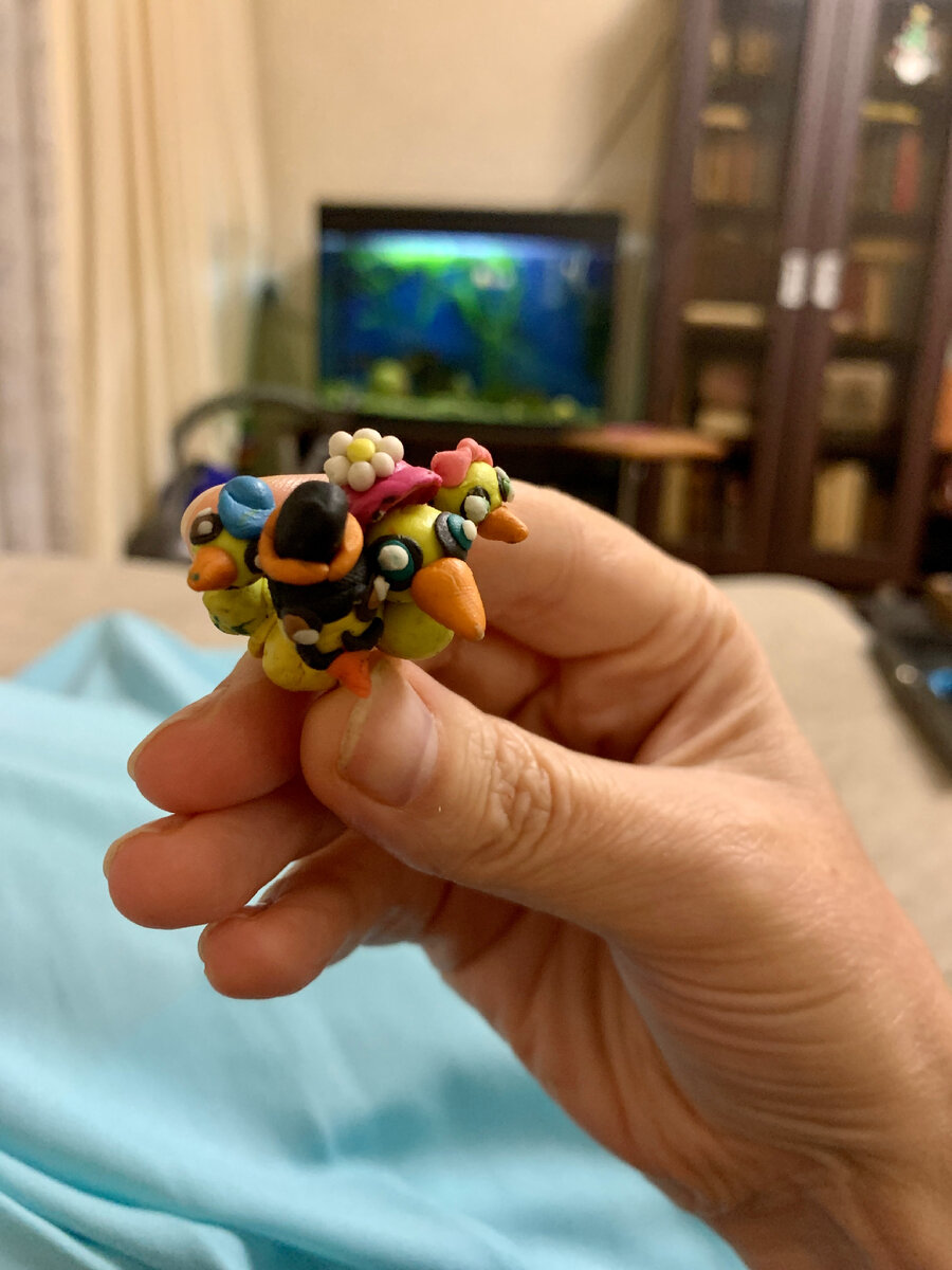 Сфотографировала для вас вчера новый шедевр. Это семья уточек. Оцените размеры деталей