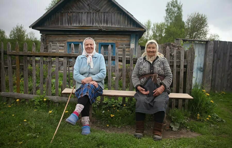 Здешние старожилы. Деревенская бабушка. Бабушка в деревне. Старушка в деревне. Бабушки на лавочке в деревне.