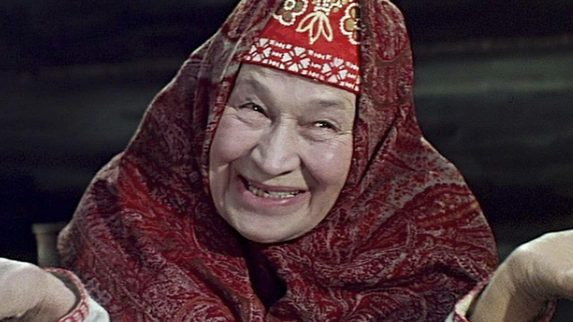 Гостья гостья бабушки бабушки. Сербская бабушка. Бабушка. Гостья гостья бабушки бабушки. Старушка в платке.