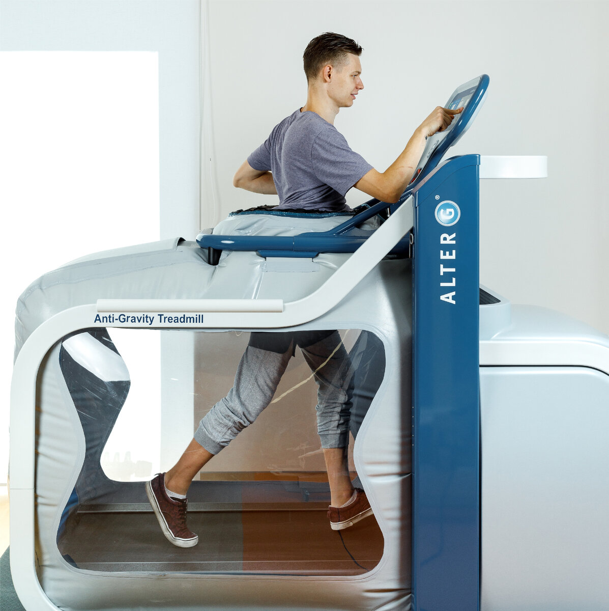 Занятие на тренажере AlterG -  антигравитационная беговая дорожка в клинике ЛАНЦЕТЪ