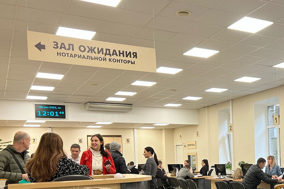     В некоторых нотариальных конторах Петербурга появились очереди. Анастасия НУРАДИЛОВА