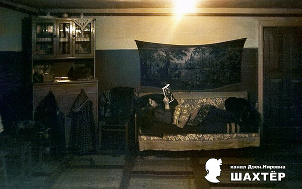 Фото автора. Интерьер в кухне с диваном.