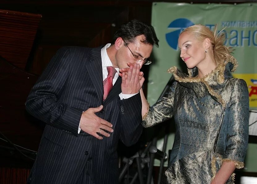 "До недавних пор Игорь чуть ли не каждый день даже не просто признавался мне в любви, он говорил: «Настя, я люблю тебя больше жизни!» " (с) 