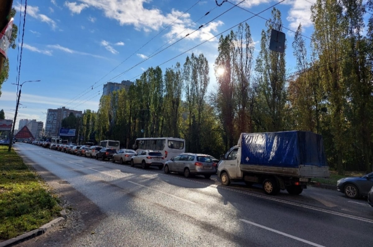    Машины встали в многокилометровой пробке от Хосты до Адлера