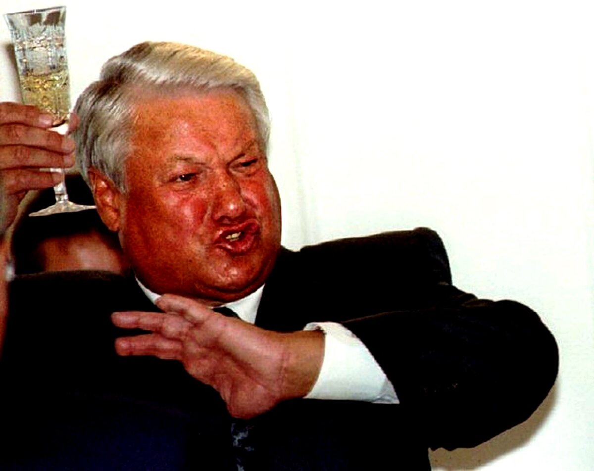 Президент Путин заявил, что "страна должна помнить о таких людях, как Ельцин". Да, такой позор россияне не забудут никогда!