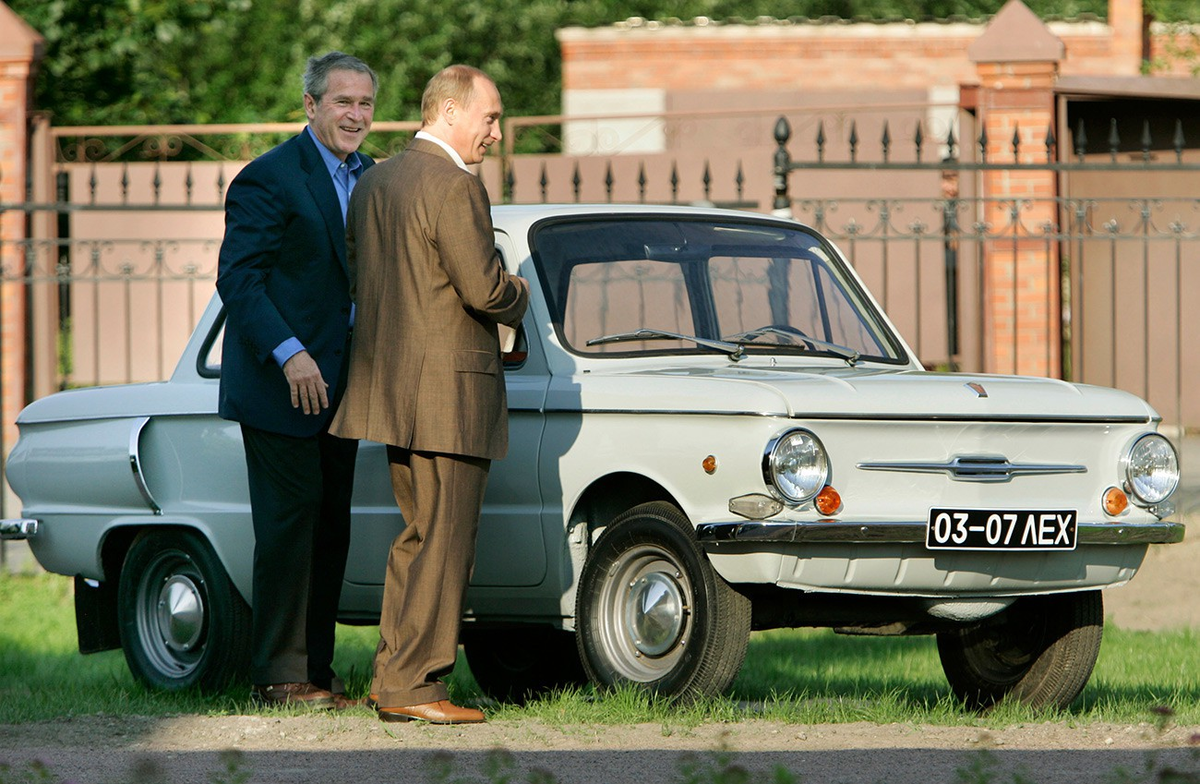 Самый первый самый любимый. Путин и Буш на Запорожце. Первая машина Владимира Путина. Запорожец Владимира Путина. ЗАЗ 966 Путина.