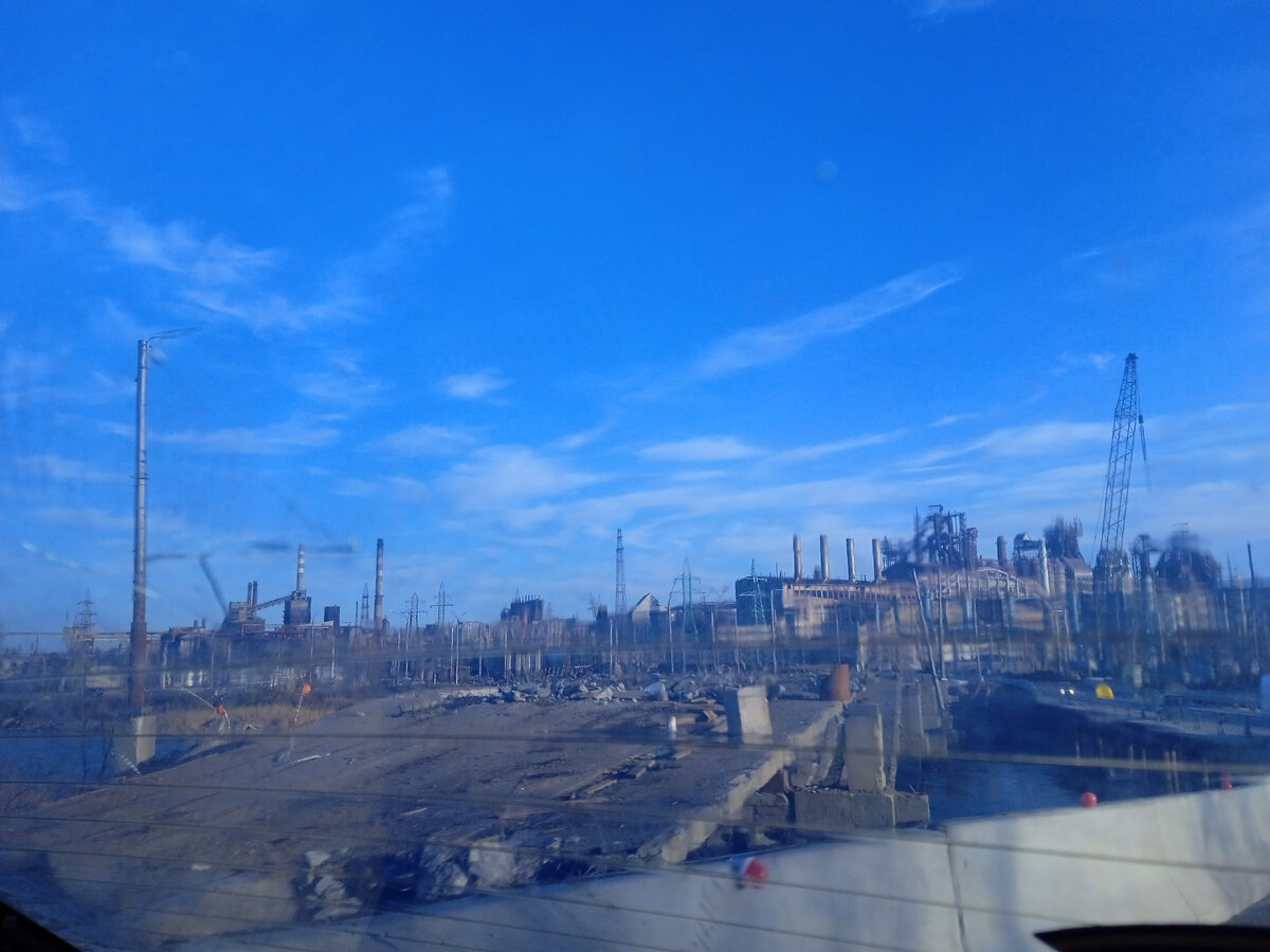 Разрушенная часть моста. На фоне - центральные проходные завода Азовсталь.