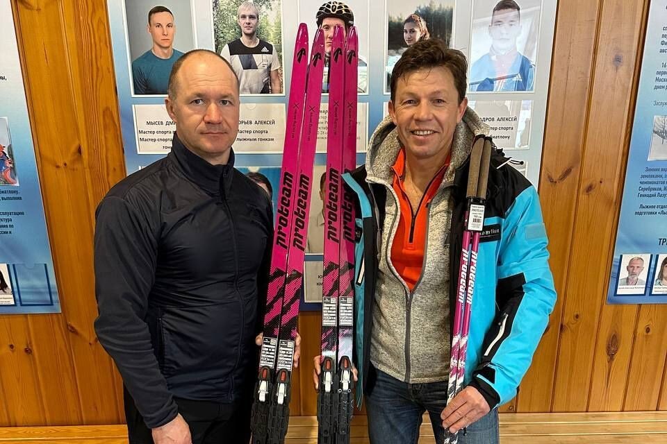     Лыжи Proteam в Рязани: Виктор Майгуров (справа) передал лыжи Рязанской федерации биатлона.