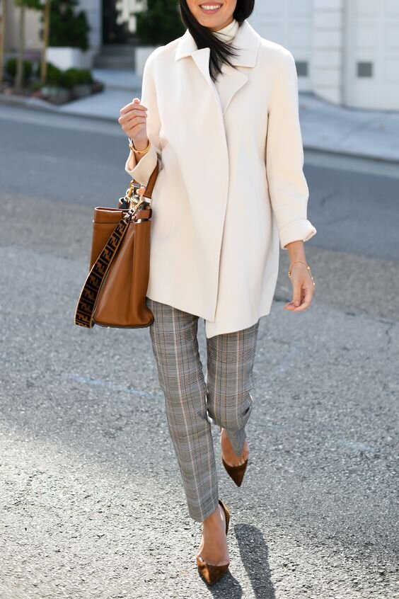 Пальто в светлом цвете всегда выглядит очень эффектно, но и требует более кропотливого ухода. Как вариант, светлое пальто можно надевать для особых случаев, а в повседневной жизни выбрать более практичные цвета. Фото: Pinterest.
