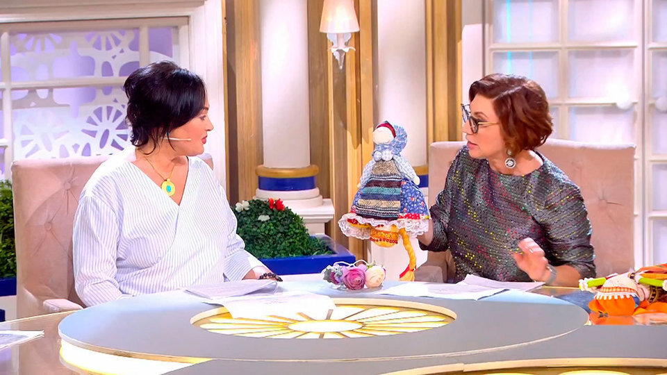 Лариса Гузеева и Роза Сябитова на телепередаче. Фото взято из общедоступного ресурса Яндекс.Картинки.