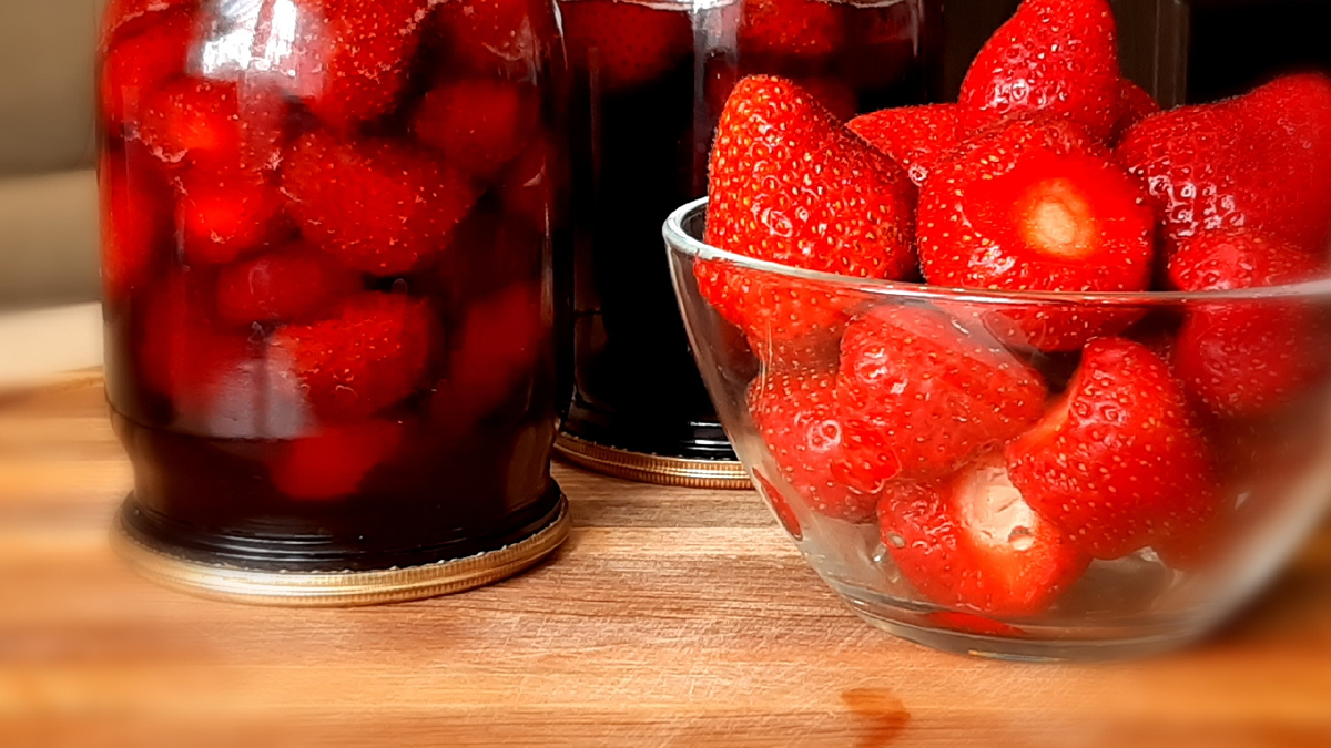 Готовится такое варенье считанные минуты и не придется кипятить , остужать , сново кипятить...........Все предельно просто, очень ароматно, красивый цвет и целые ягодка в ягодку!