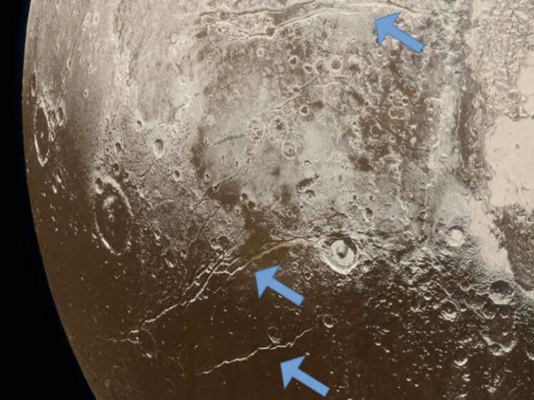 Трещины, видимые на поверхности Плутона, указывают на расширение ледяной корки, связанное с замерзанием подповерхностного океана. NASA / Лаборатория прикладной физики Университета Джонса Хопкинса / Юго-западный научно-исследовательский институт