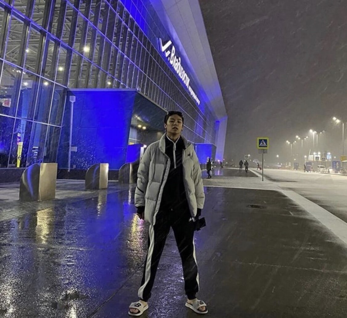 Интересно он оделся, для русской-то зимы, обувь что надо 👌