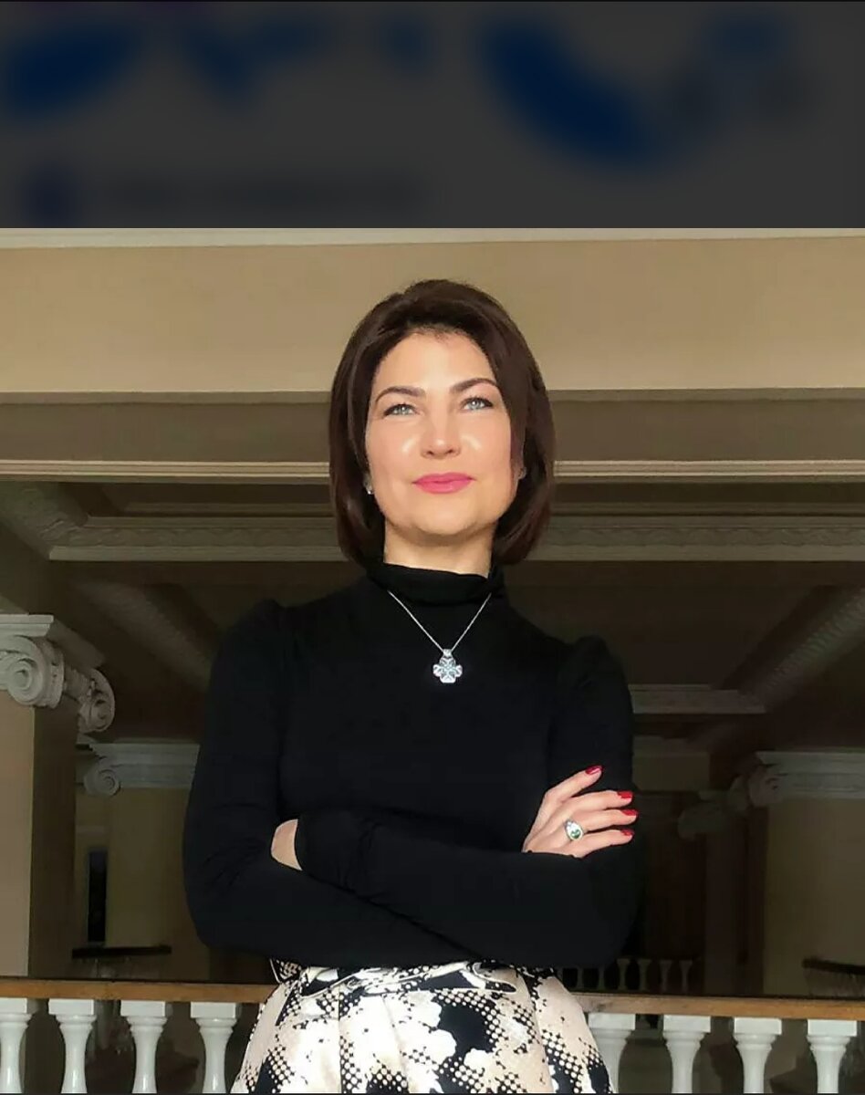 Генеральный прокурор Украины Ирина Венедиктова сообщила, что за 100 дней пребывания ее на должности не осужден ни один топ-чиновник или политик, но заверила, что работа в этом направлении продолжается.
"Чего больше всего ждет от меня общество? Конечно, "посадок". И они есть! Да, за решеткой не топ-коррупционеры и не политики первого эшелона - все еще впереди. За весну, которая стала символической порой наказаний, 4,4 тысячи человек признаны виновными и приговорены к ограничению или лишению свободы. Среди них 28 лиц, совершивших коррупционные преступления, семь - уголовные преступления, причинившие ущерб в особо крупных размерах, 40 участников организованных групп и преступных организаций", - сказала Венедиктова в видеообращении, опубликованном на сайте офиса генпрокурора.Она сообщила, что под процессуальным руководством прокуроров органы правопорядка расследуют более 1,4 миллиона дел, а в суд направлено более 30 тысяч дел. Суды вынесли обвинительные приговоры в отношении 167 коррупционеров, возмещено почти 100 миллионов гривен убытков (около 3,75 миллиона долларов).Она также сообщила, что обратила внимание правоохранителей на противодействие организованной преступности: за 100 дней разоблачили уже 106 организованных групп. Венедиктова отметила, что держит на личном контроле состояние досудебного расследования и процессуального руководства в более четырех десятках уголовных дел.