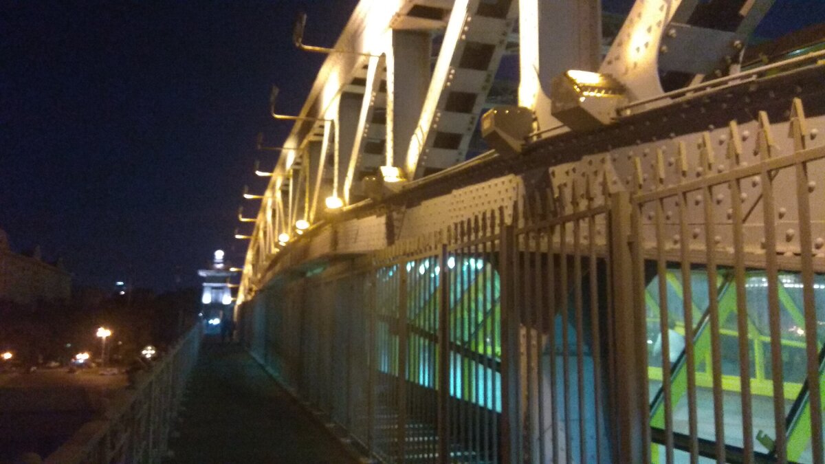 Арка моста-ручная работа, собран на клёпках.