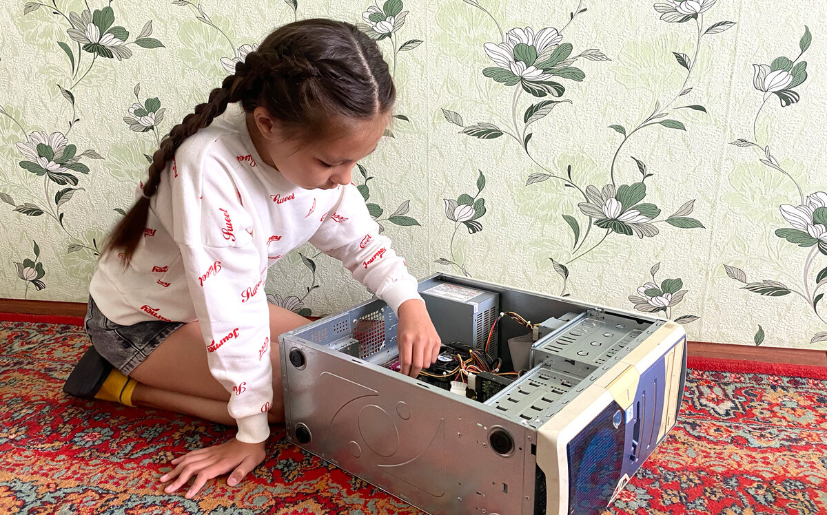 Дочь сельского учителя разбирает старенький компьютер