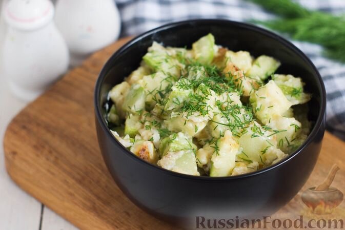 кабачки, сливки, мука, масло растительное, чеснок, зелень укропа, соль, перец чёрный молотый