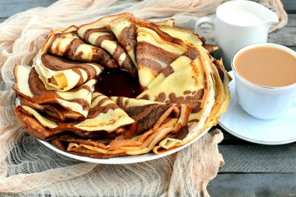 Когда хочется удивить своих родных и близких, можно приготовить полосатые блинчики "Зебра", пошаговый рецепт с фото которых представлен ниже.