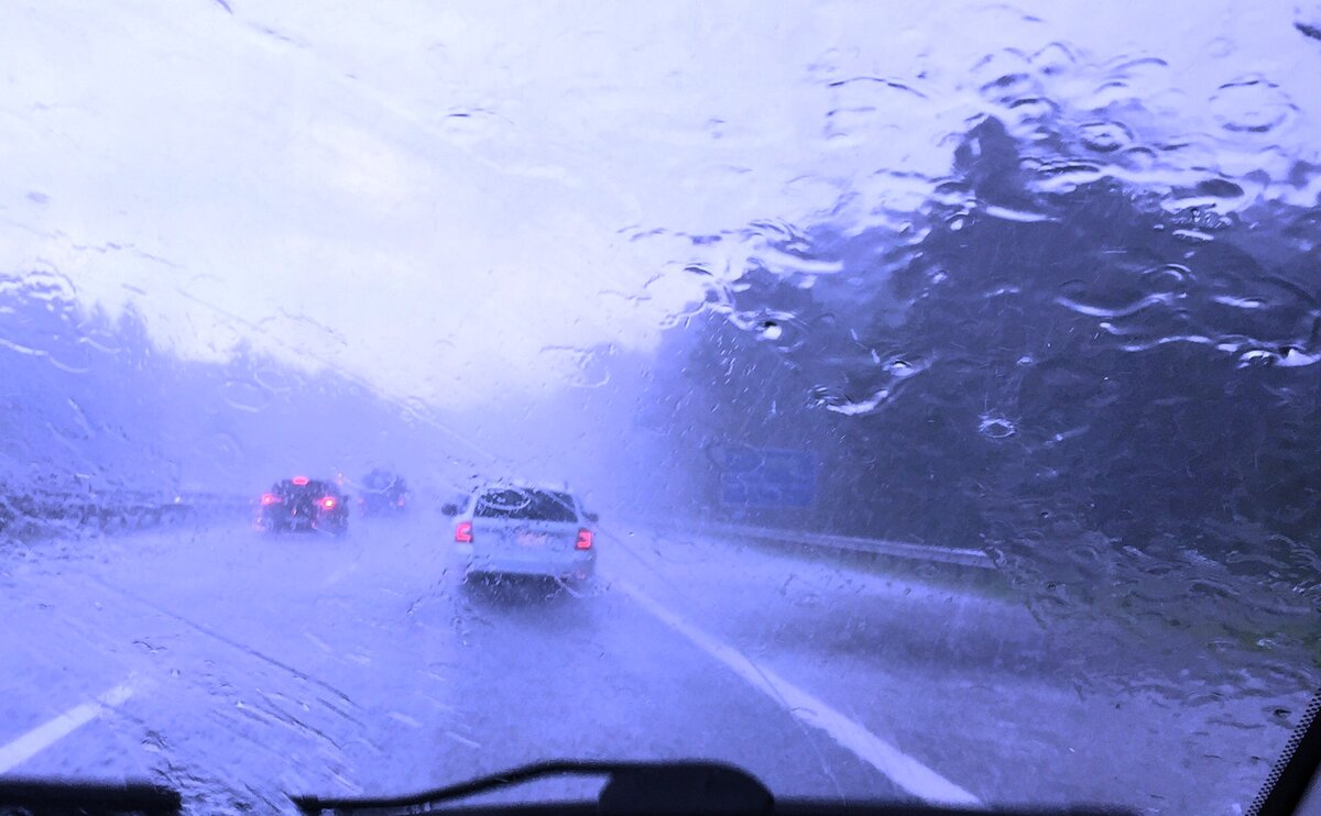 Ливень с градом в горах Австрии - было очень страшно...